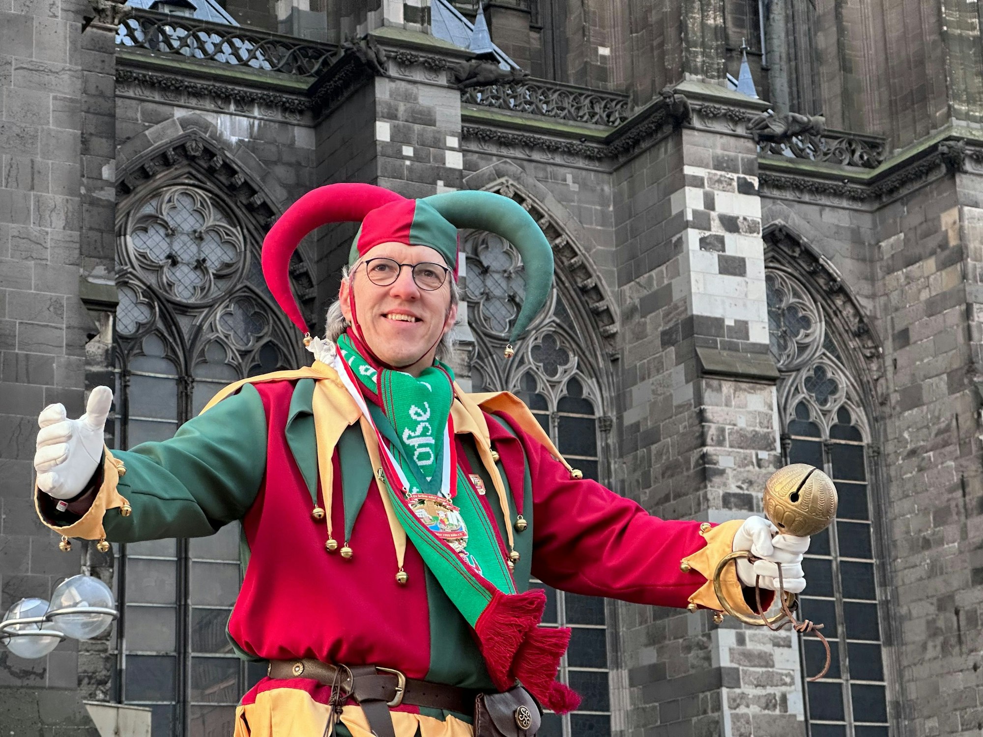 Der Bellecjek steht vor dem Dom.