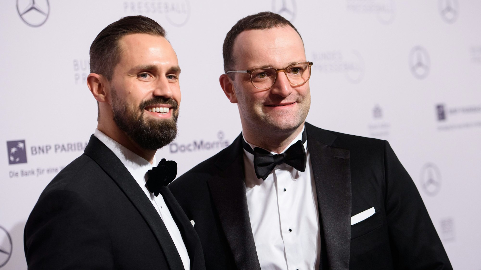 Jens Spahn (CDU, r), damaliger Bundesminister für Gesundheit, kommt mit seinem Ehepartner Daniel Funke zum 67. Bundespresseball über den Roten Teppich in das Hotel Adlon.