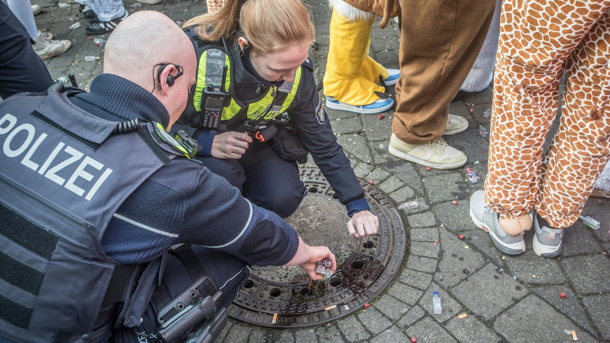 Jugend trinkt auf dem LindenplatzBeschreibung Foto: Ralf Krieger