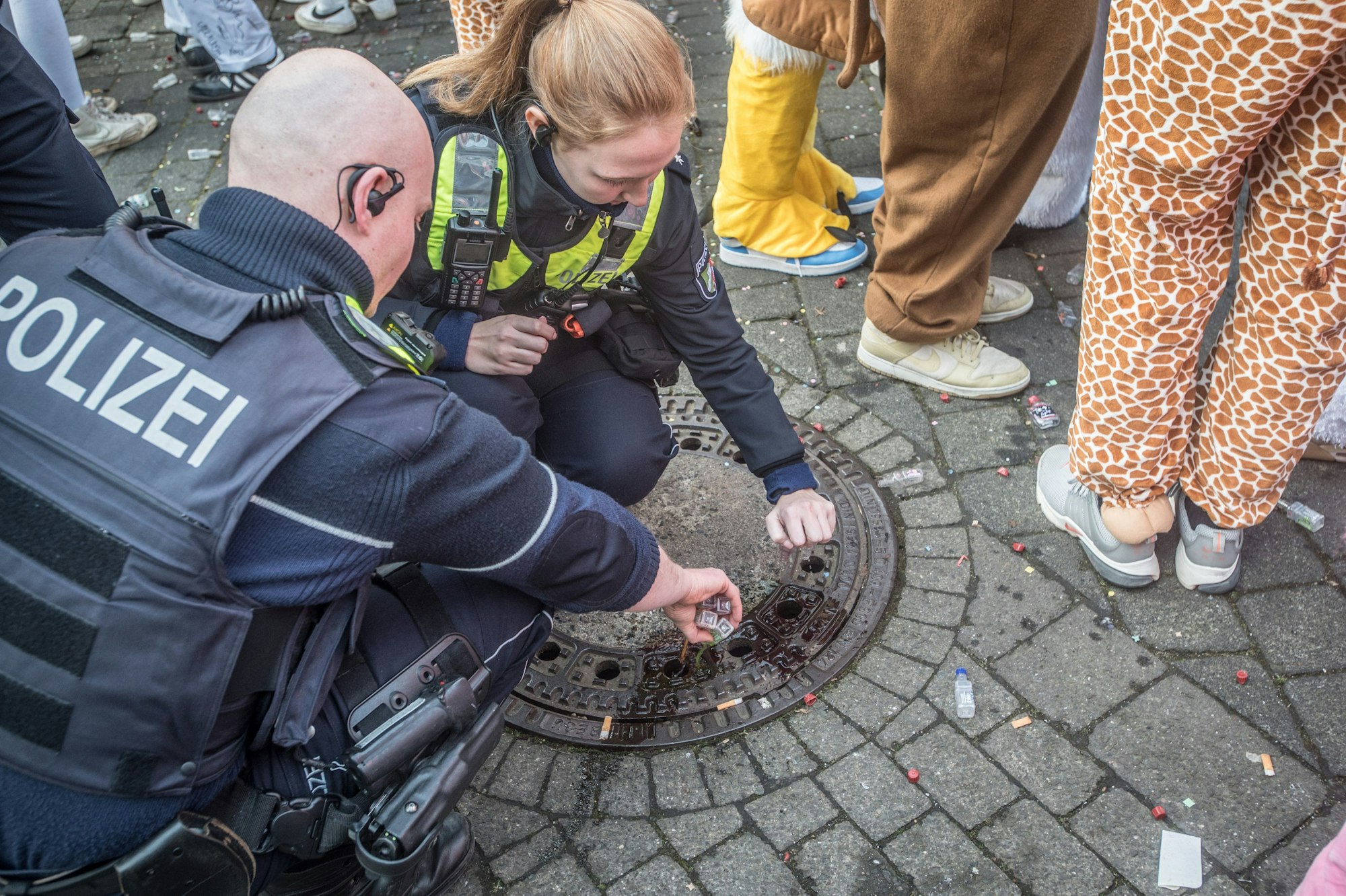 Am Schlebuscher Lindenplatz entsorgt die Polizei Alkohol.