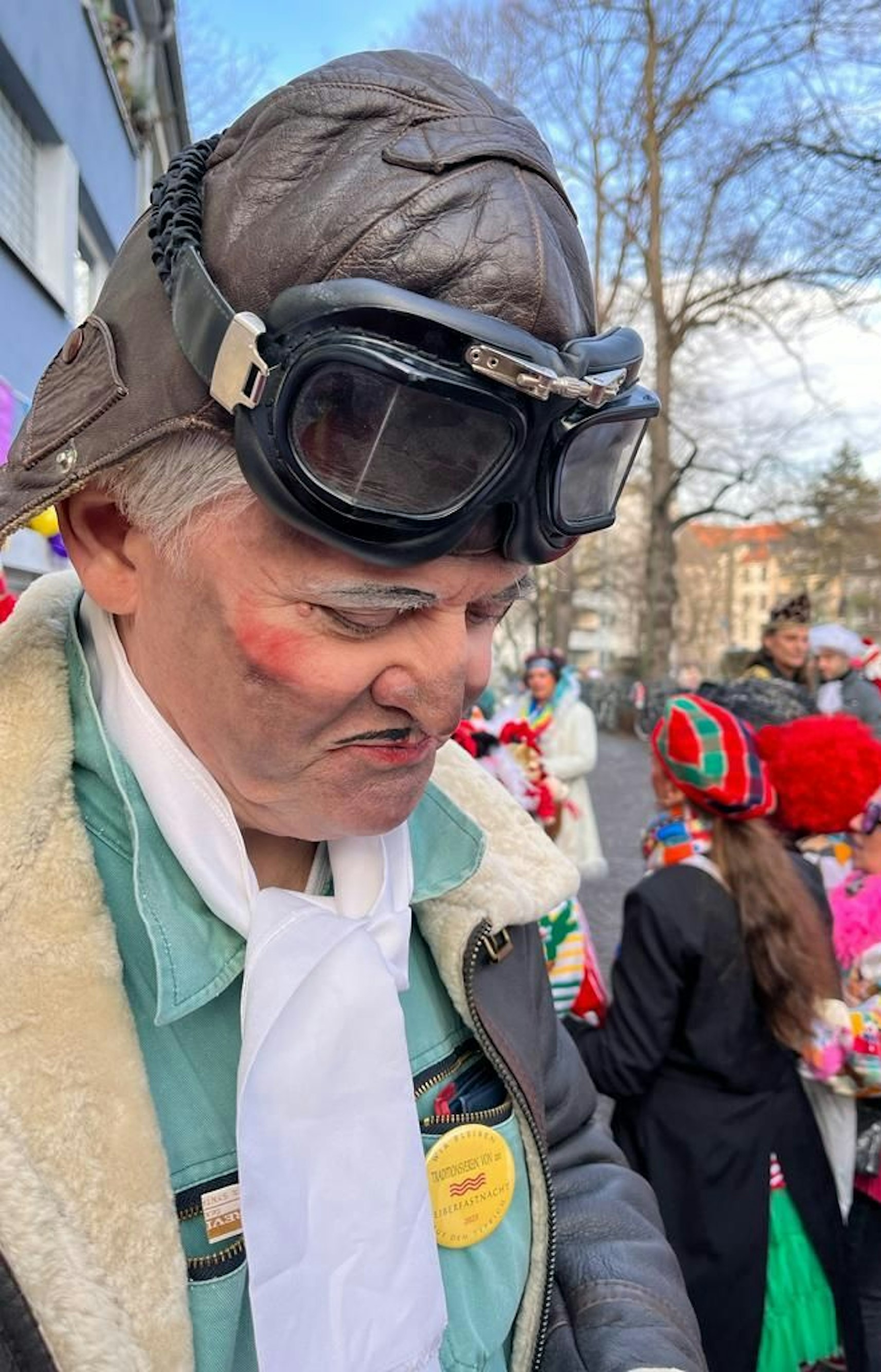 Ein als Pilot verkleideter Karnevalist in der Kölner Südstadt.