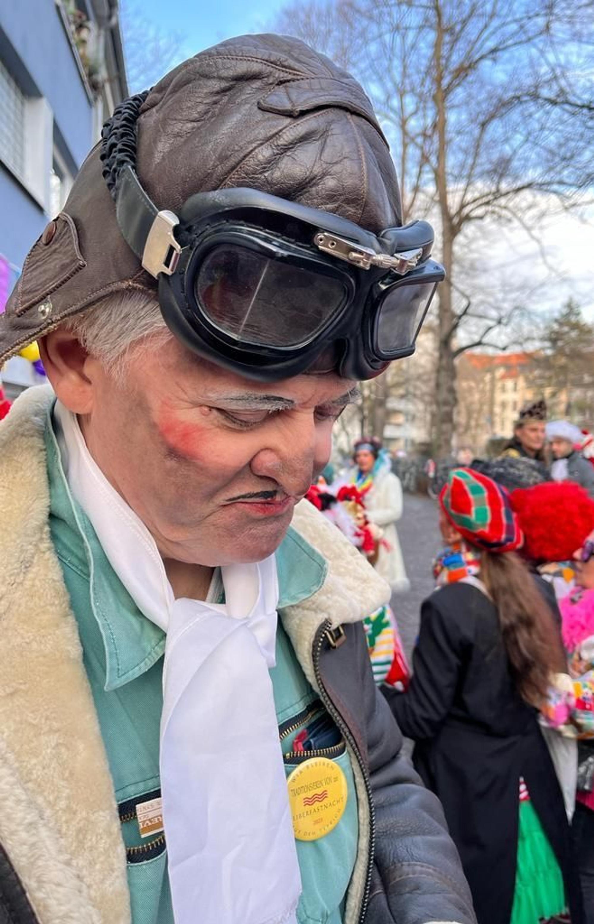 Ein als Pilot verkleideter Karnevalist in der Kölner Südstadt.