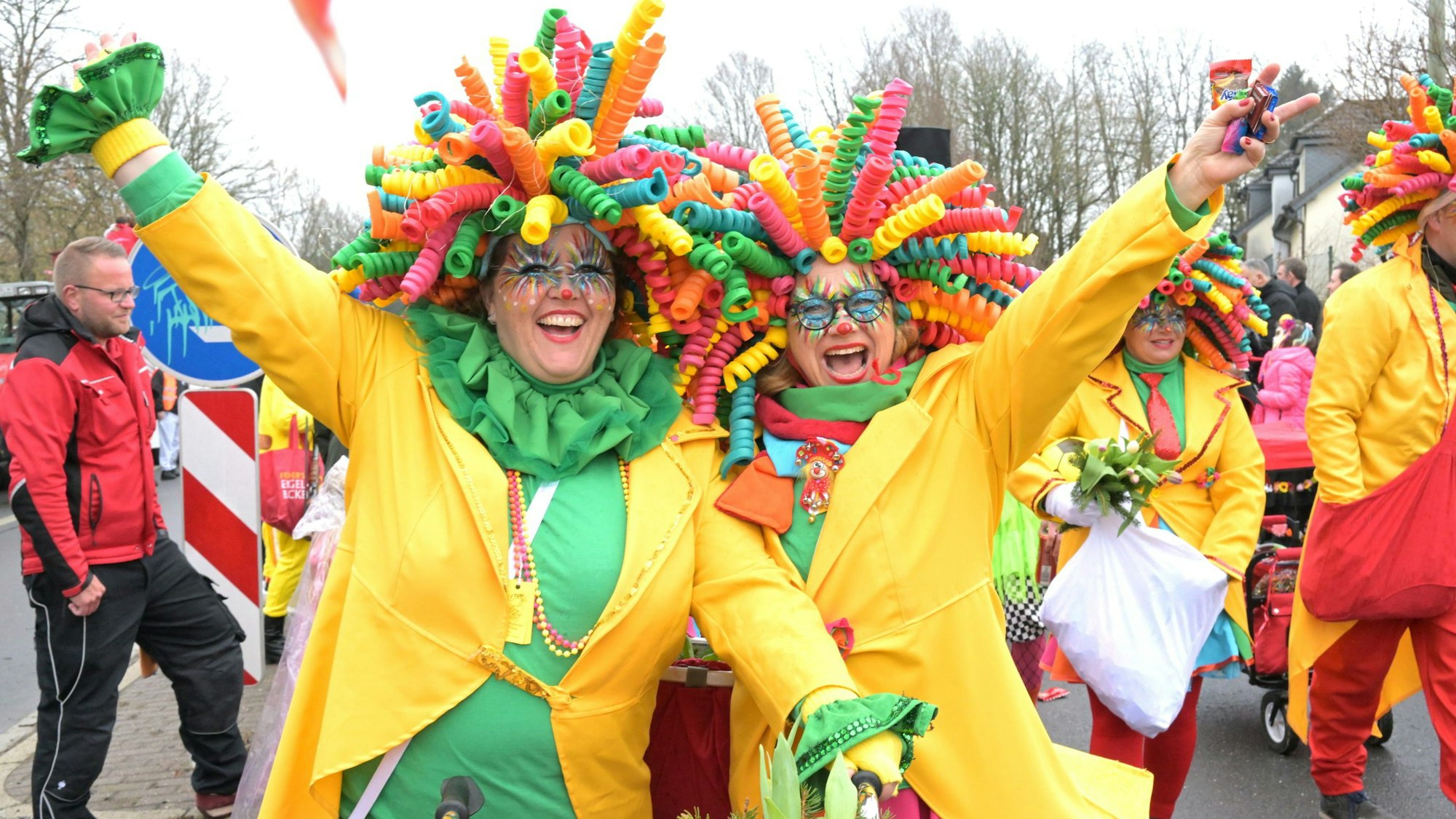 Gelb- und grüngekleidete Teilnehmerinnen des Zugs in Bechenwefen Kamelle