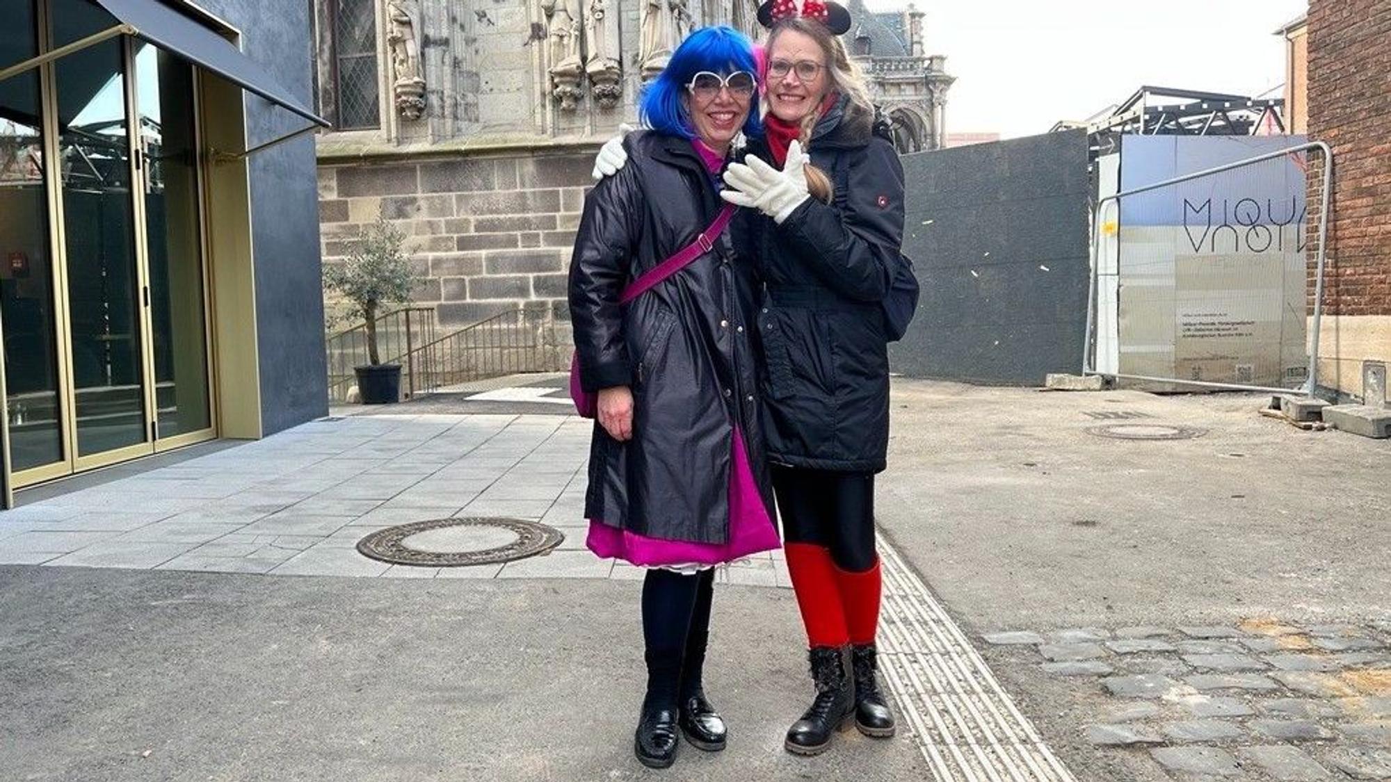 Susanne und Renate aus Köln kennen sich aus der Schulzeit und haben fast jedes Karneval zusammengefeiert. Für das Glockenspiel sind die extra früh aufgestanden, jetzt wollen sie auf dem Alter Markt und Neumarkt schauen, was dort passiert.