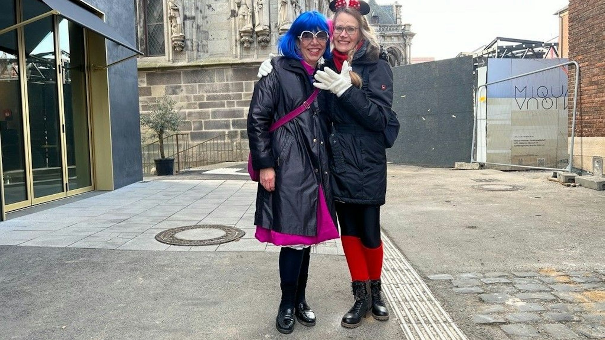 Susanne und Renate aus Köln kennen sich aus der Schulzeit und haben fast jedes Karneval zusammengefeiert. Für das Glockenspiel sind die extra früh aufgestanden, jetzt wollen sie auf dem Alter Markt und Neumarkt schauen, was dort passiert.