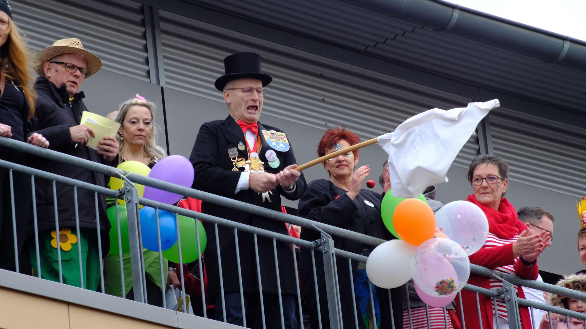 Bürgermeister Hans-Peter Schick schwenkt die weiße Fahne vom Rathausbalkon.