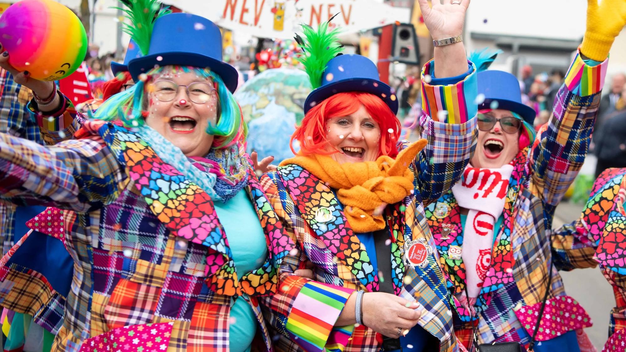 Feierten sich, das Leben und den Karneval: Die Jecken in Dom-Esch ließen Kamelle und Konfetti auf die Besucher am Straßenrand regnen.