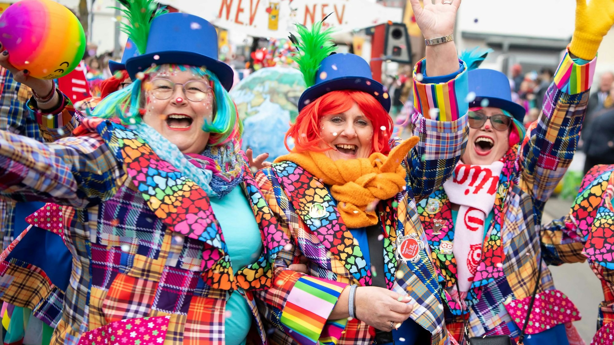 Feierten sich, das Leben und den Karneval: Die Jecken in Dom-Esch ließen Kamelle und Konfetti auf die Besucher am Straßenrand regnen.