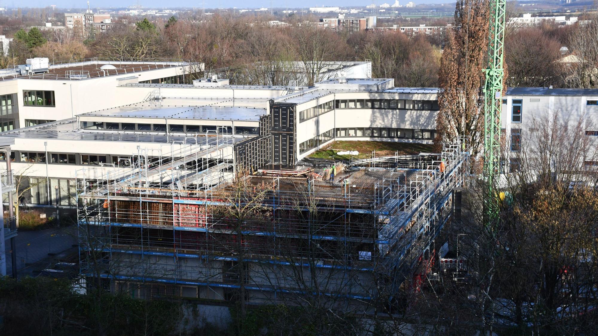 Das Foto zeigt das Ernst-Mach-Gymnasium in Hürth. Von außen eine Baustellen. Auch im übertragenen Sinne. Stadt Hürth und Bezirksregierung weisen sich gegenseitig die Schuld daran zu, dass Schüler abgewiesen wurden.