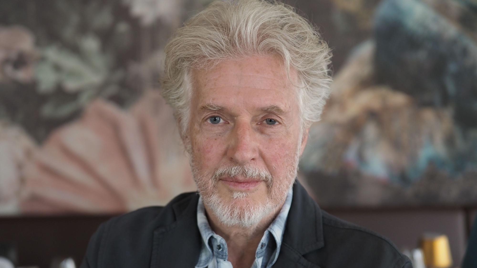 Der Kölner Autor Frank Schätzing blickt in die Kamera.