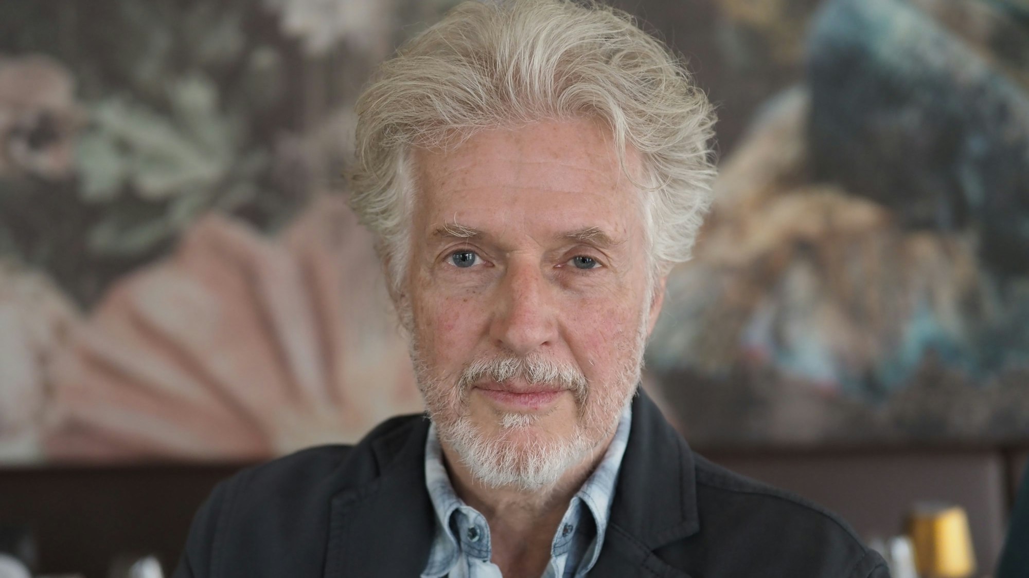 Der Kölner Autor Frank Schätzing blickt in die Kamera.