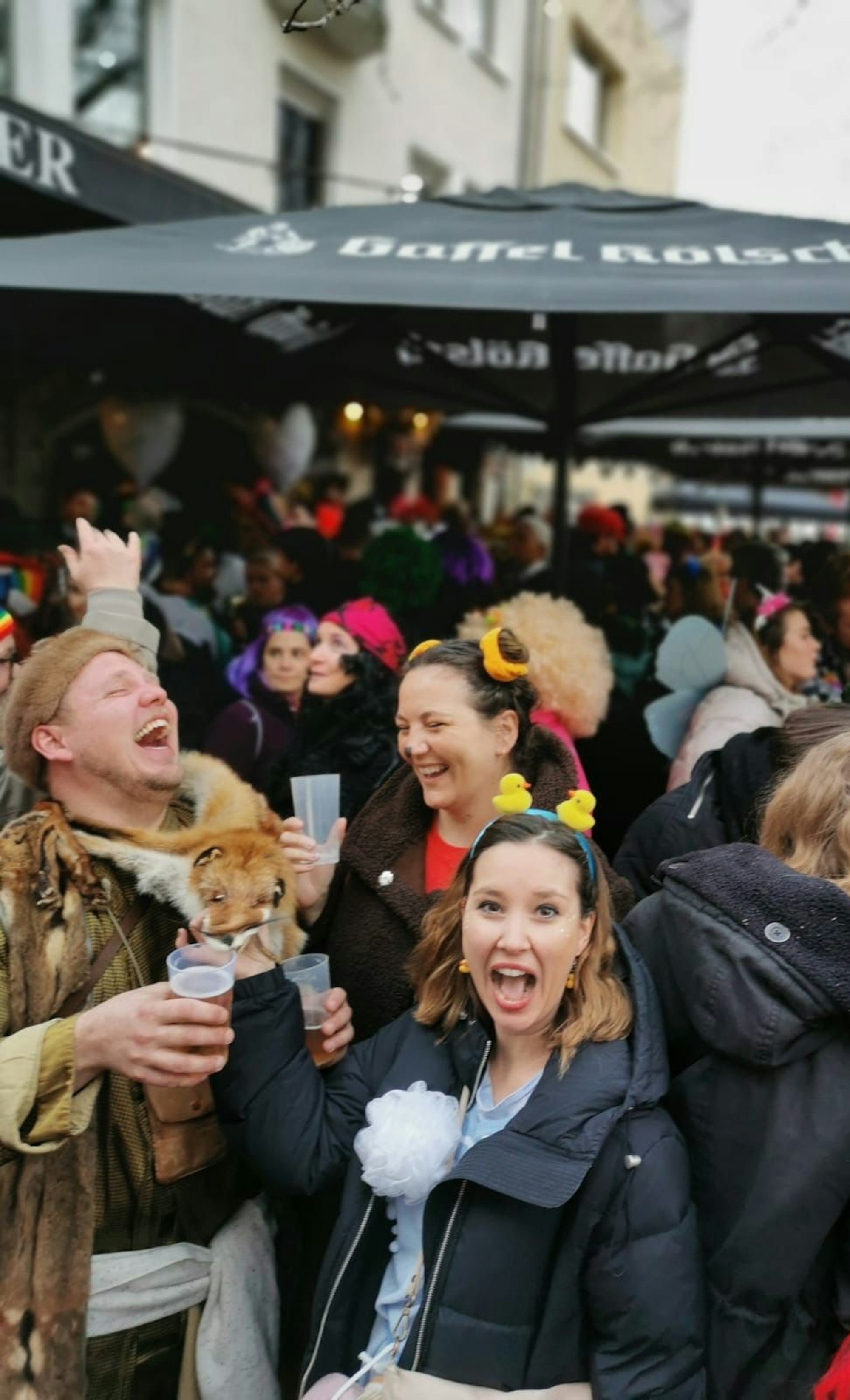 Karnevalsjecke stehen vor der Kneipe „Haus Müller“ in der Kölner Südstadt.