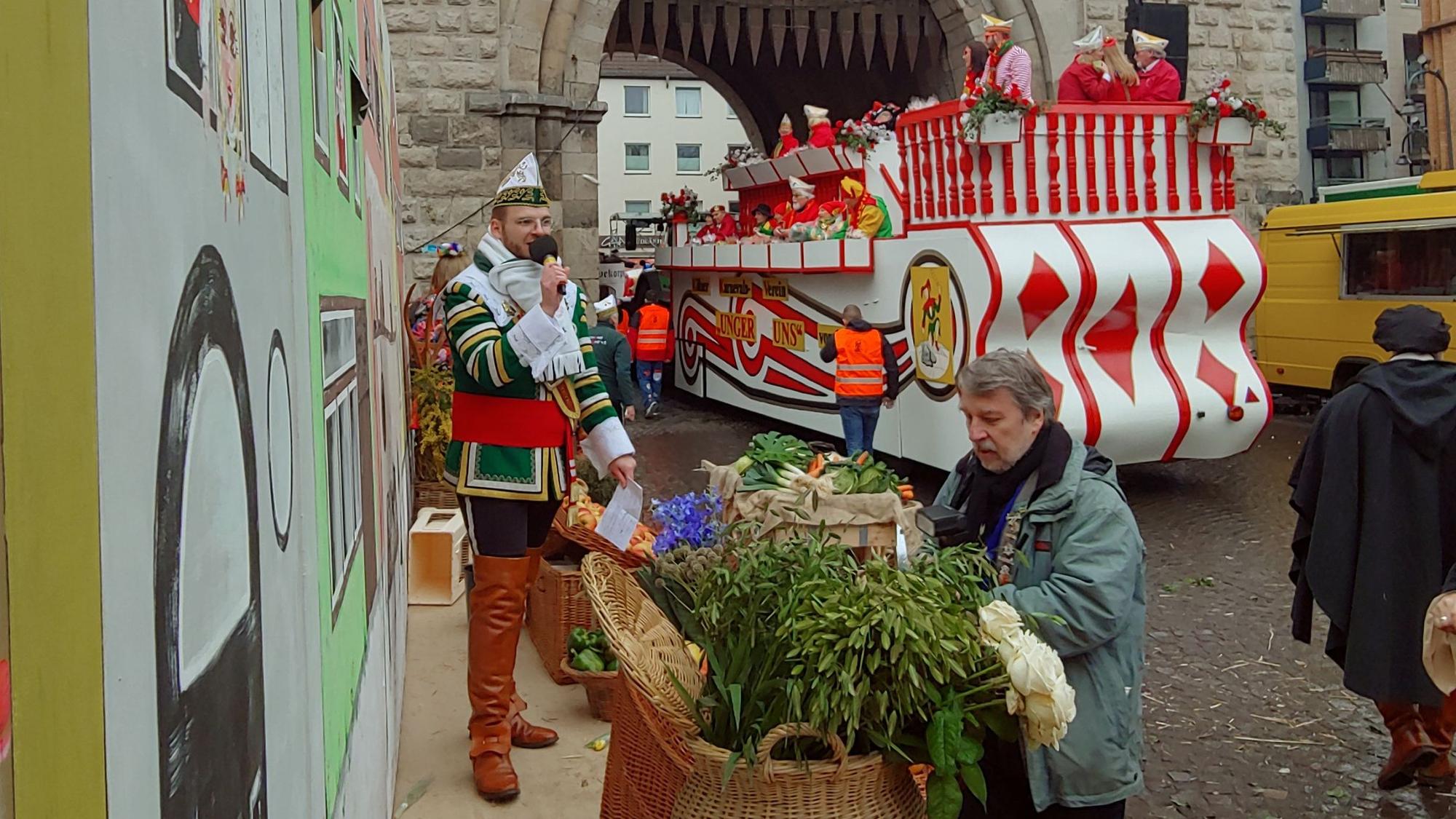 Chris Schmitz, der neue Sprecher des Reiter-Korps Jan von Werth, kommentiert den Weiberfastnachts-Zug mit mehr als 20 Gruppen durch die Severinstorburg (2023).