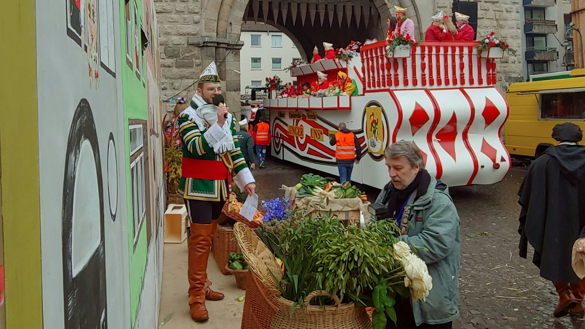 Chris Schmitz, der neue Sprecher des Reiter-Korps Jan von Werth, kommentiert den Weiberfastnachts-Zug mit mehr als 20 Gruppen durch die Severinstorburg (2023).