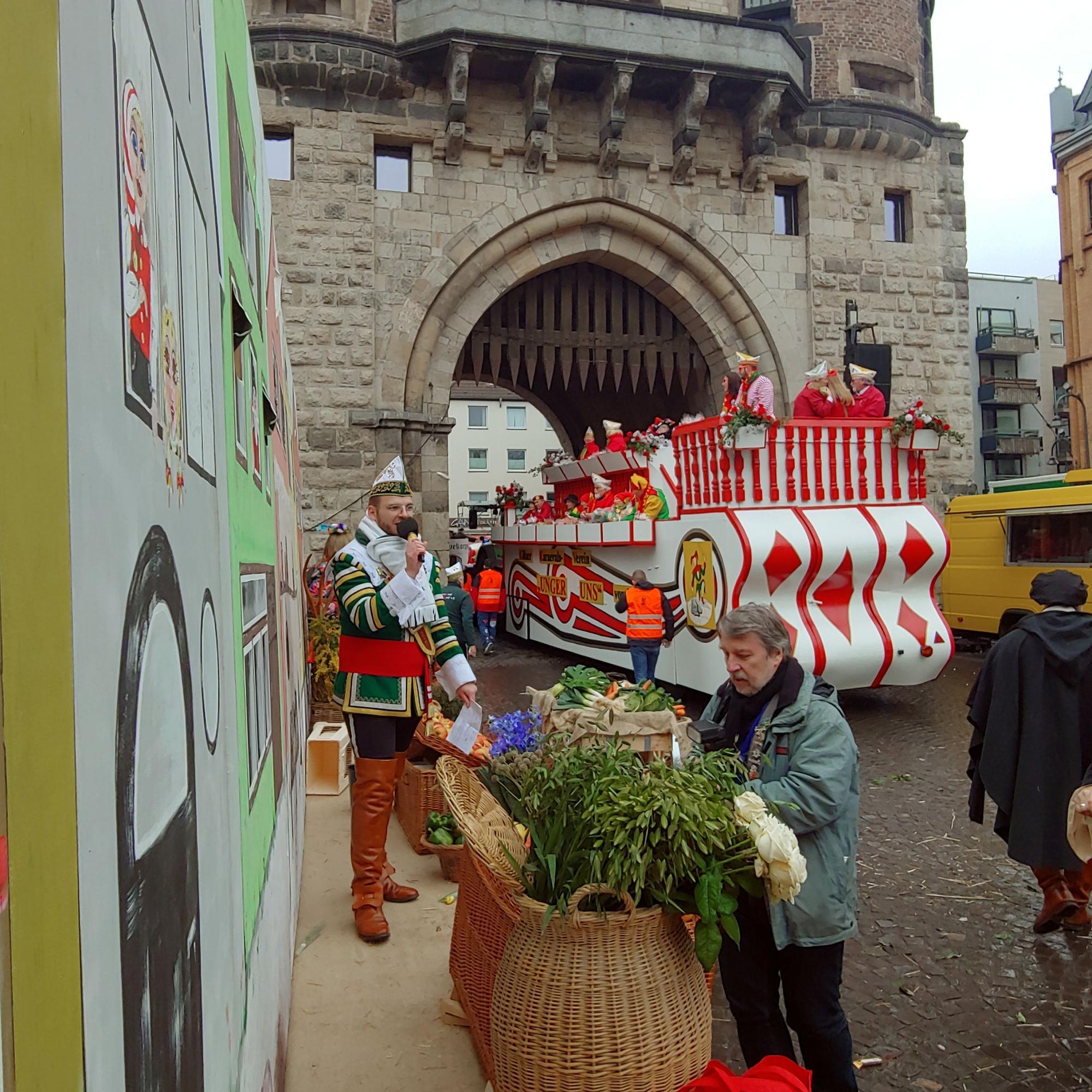 Chris Schmitz, der neue Sprecher des Reiter-Korps Jan von Werth, kommentierte den Weiberfastnachts-Zug mit mehr als 20 Gruppen durch die Severinstorburg.
