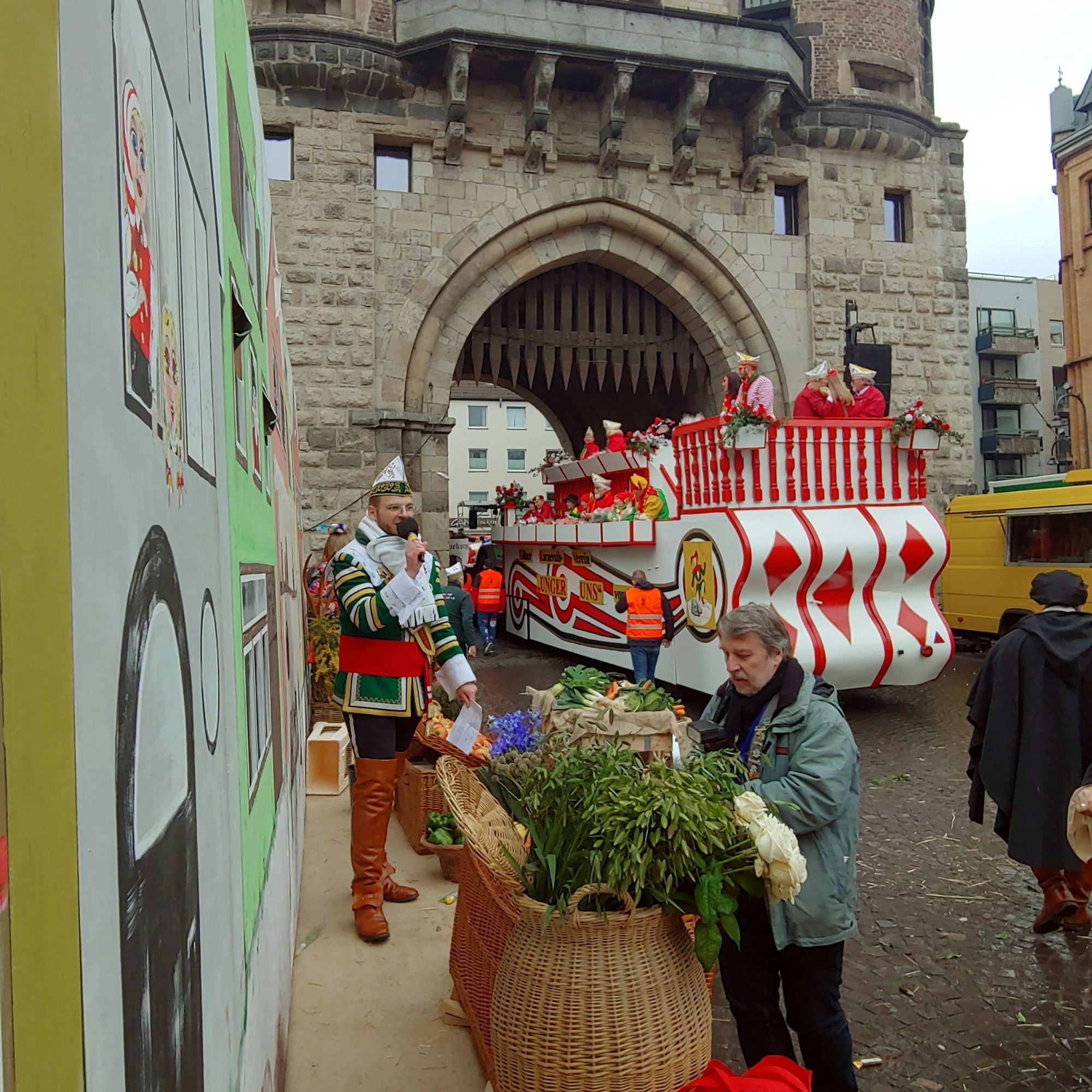 Chris Schmitz, der neue Sprecher des Reiter-Korps Jan von Werth, kommentierte den Weiberfastnachts-Zug mit mehr als 20 Gruppen durch die Severinstorburg.