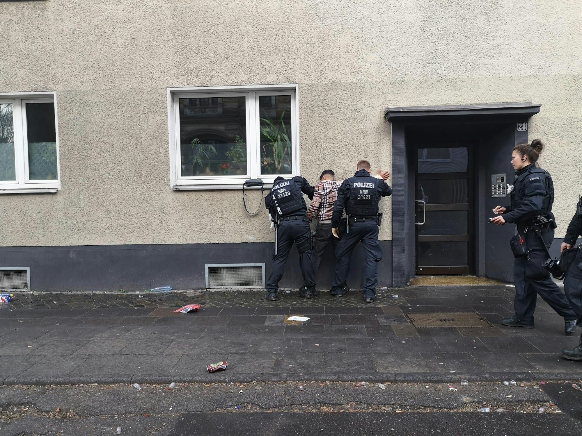 Die Polizei durchsucht einen Feiernden, der mit seiner Begleitung mit einer anderen Gruppe Feiernden aneinandergeraten sein soll.