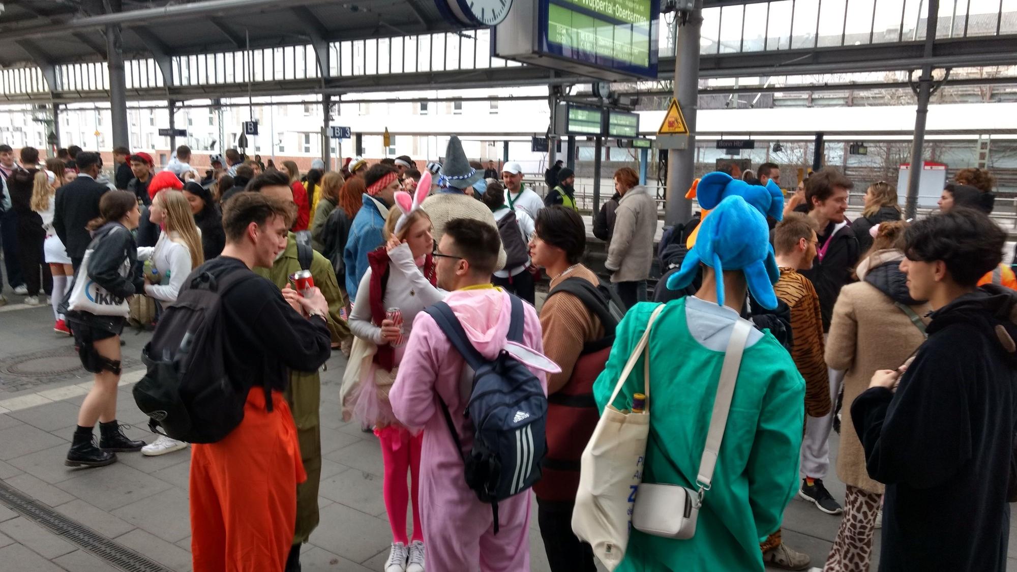 Auch am Hauptbahnhof Bonn machen sich zahlreiche Jecken auf den Weg nach Köln