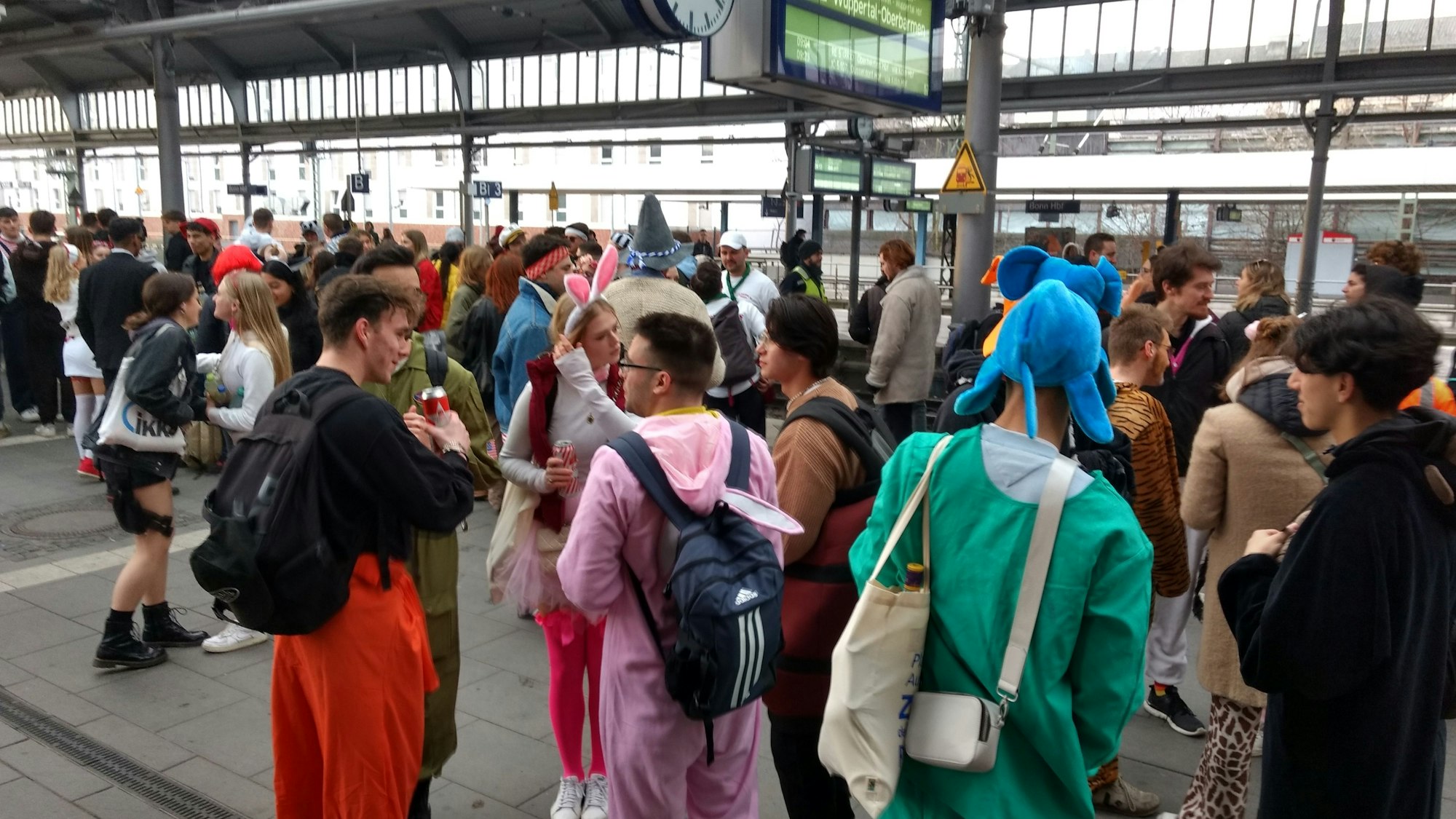 Auch am Hauptbahnhof Bonn machen sich zahlreiche Jecken auf den Weg nach Köln