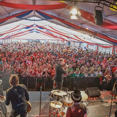 Die „Höhner“ während ihres Auftritts im DuMont-Festzelt in Köln-Niehl. Die Band ist einer der Sieger bei der Preisverleihung des Närrischen Oscars.