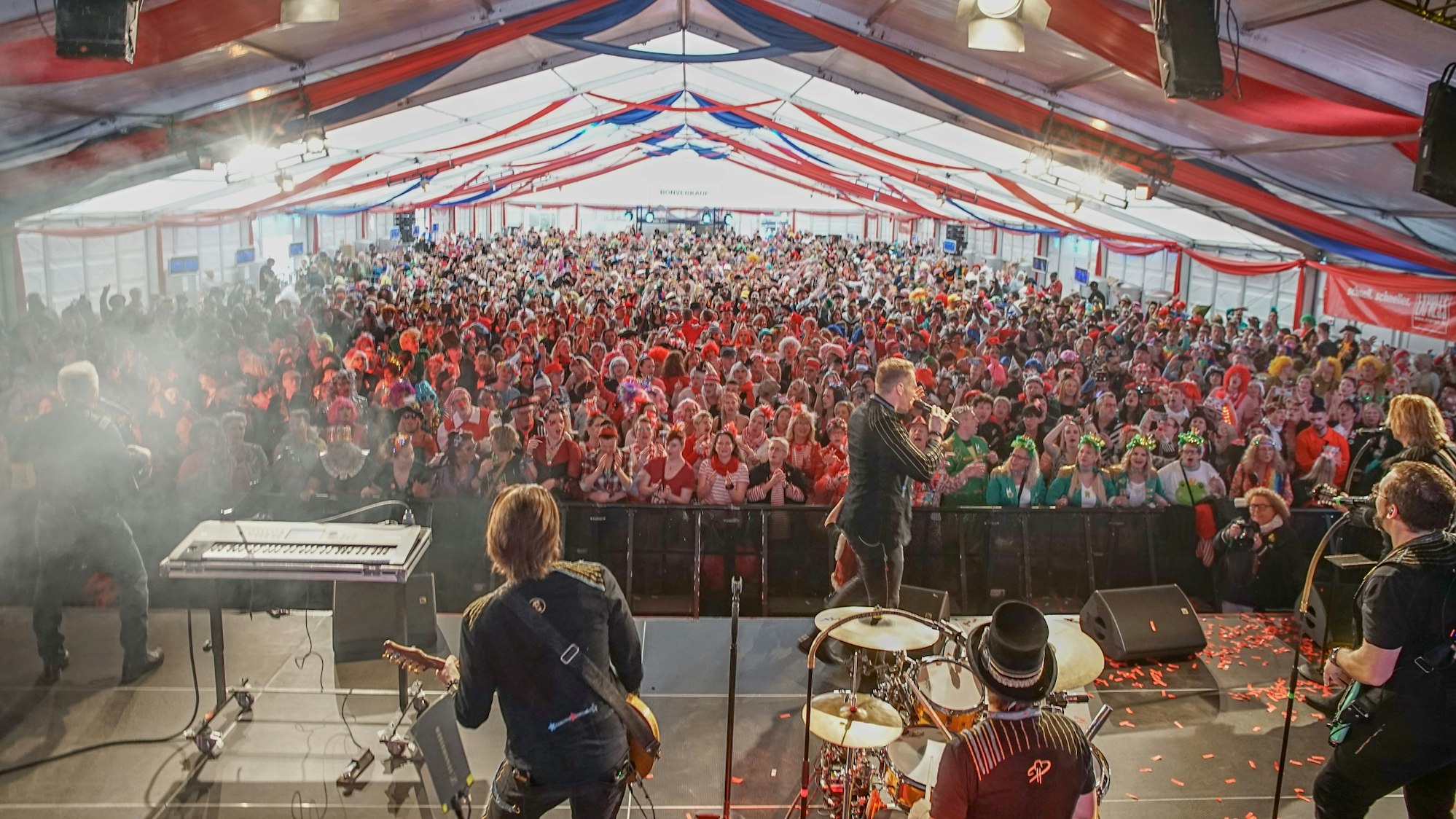 Die „Höhner“ während ihres Auftritts im DuMont-Festzelt in Köln-Niehl. Die Band ist einer der Sieger bei der Preisverleihung des Närrischen Oscars.