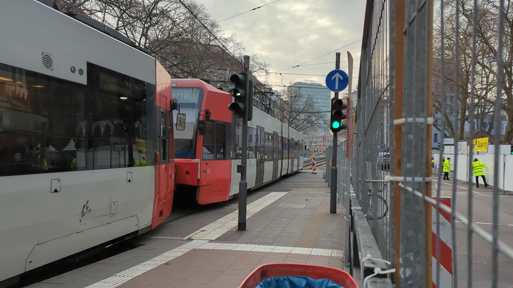 Die Bahnen der KVB halten zurzeit nicht an der Haltestelle Zülpicher Platz.