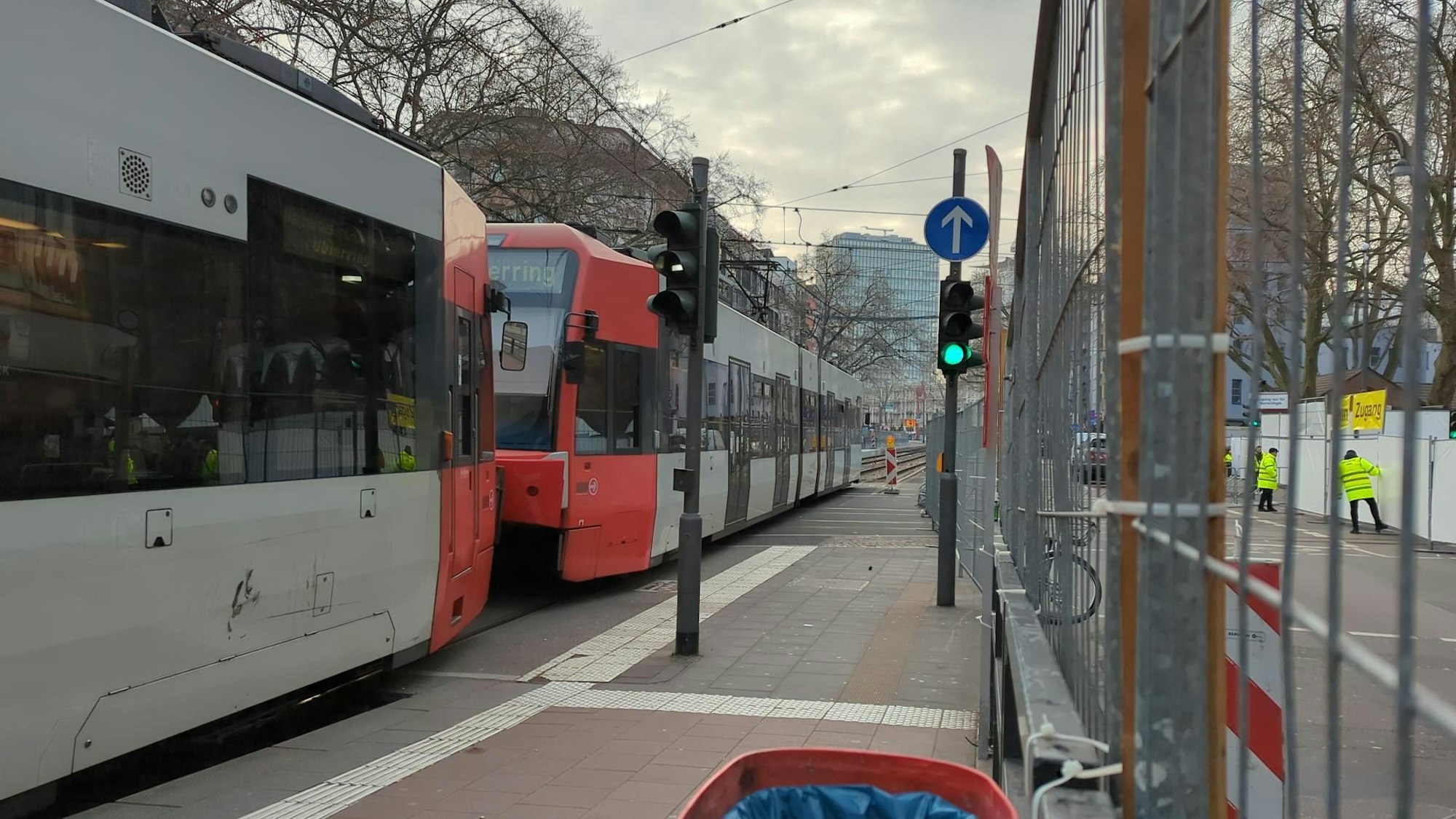 Die Bahnen der KVB halten zurzeit nicht an der Haltestelle Zülpicher Platz.