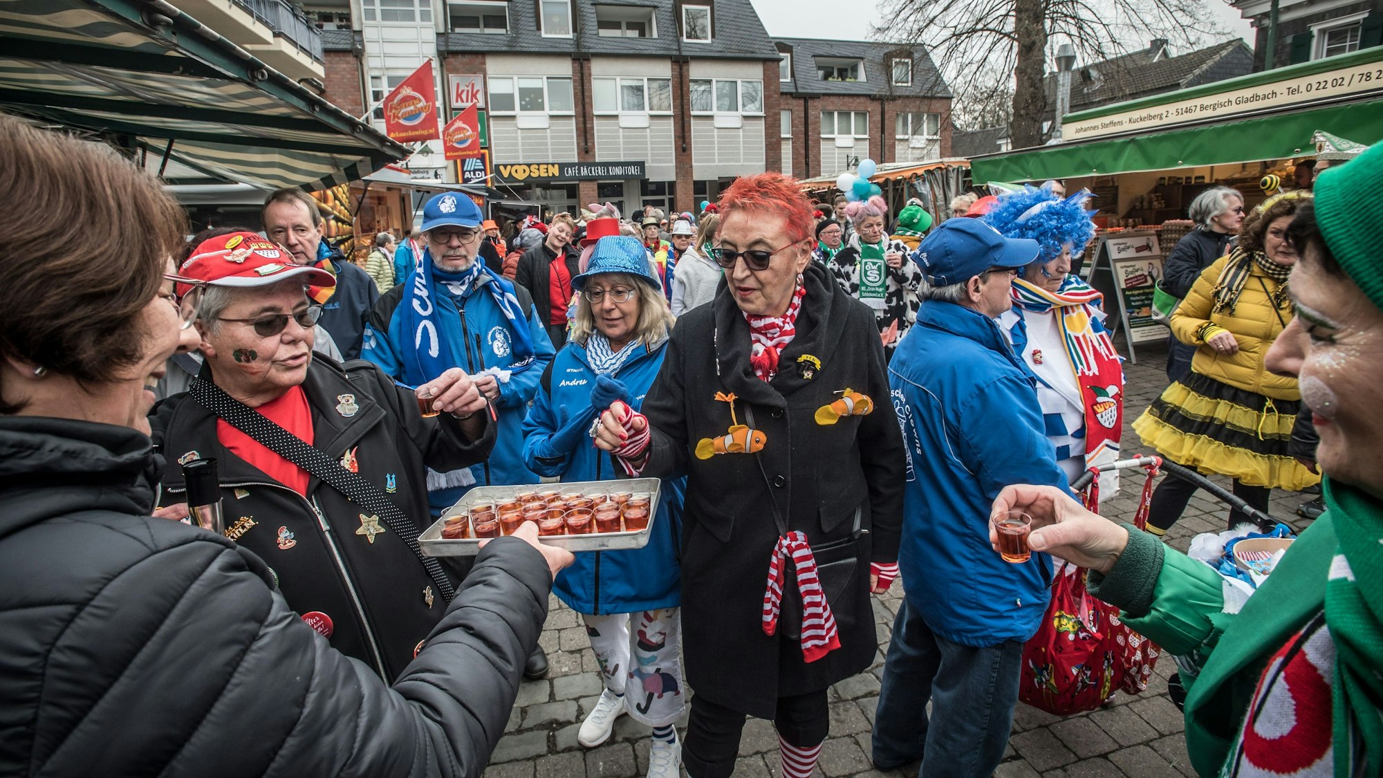 100 weiber ziehen durch die Schlebuscher Fußgängerzone und anschließend ins festzelt. Foto: Ralf Krieger