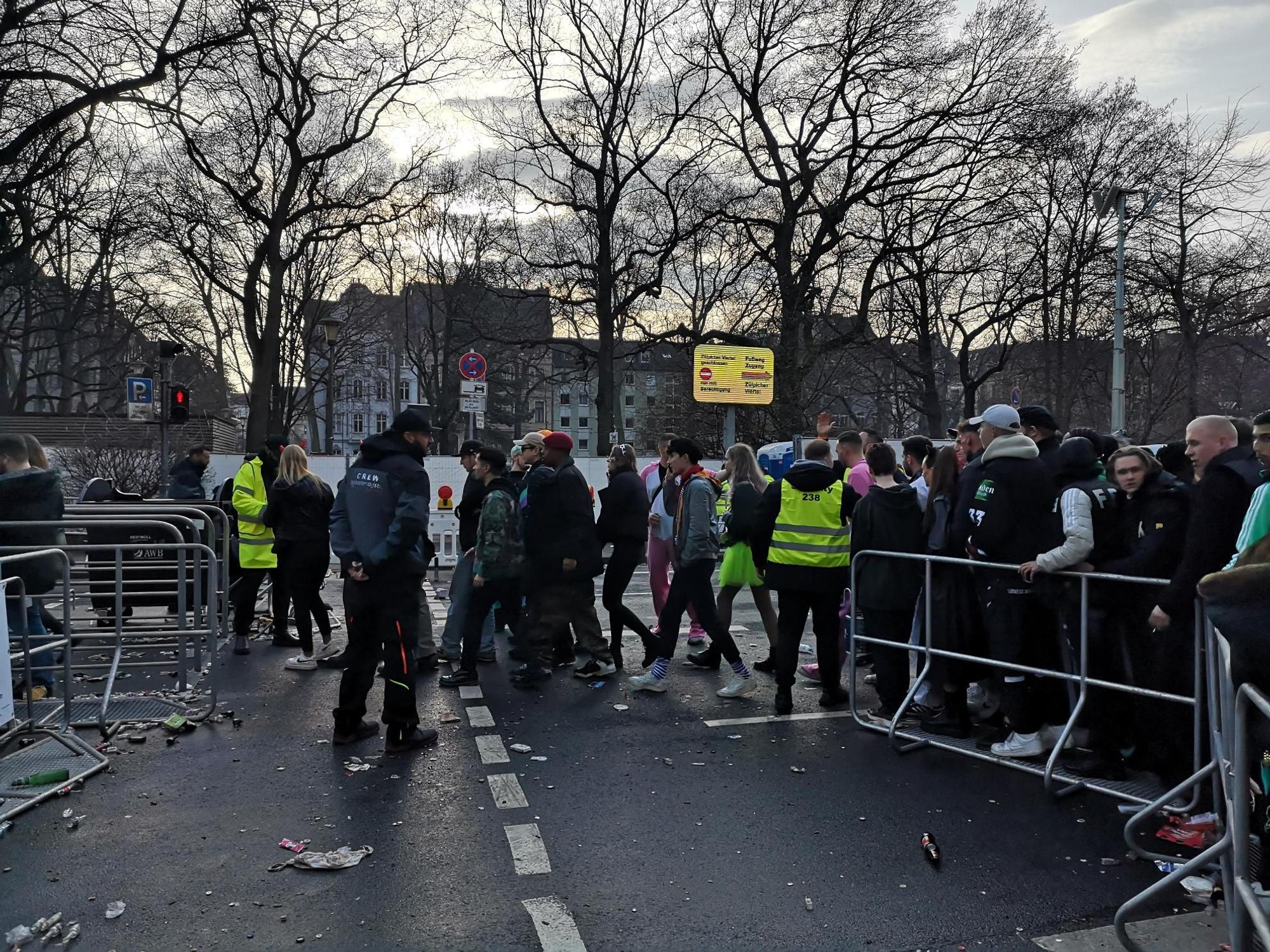 An der Roonstraße werden vereinzelt wieder Leute hereingelassen.