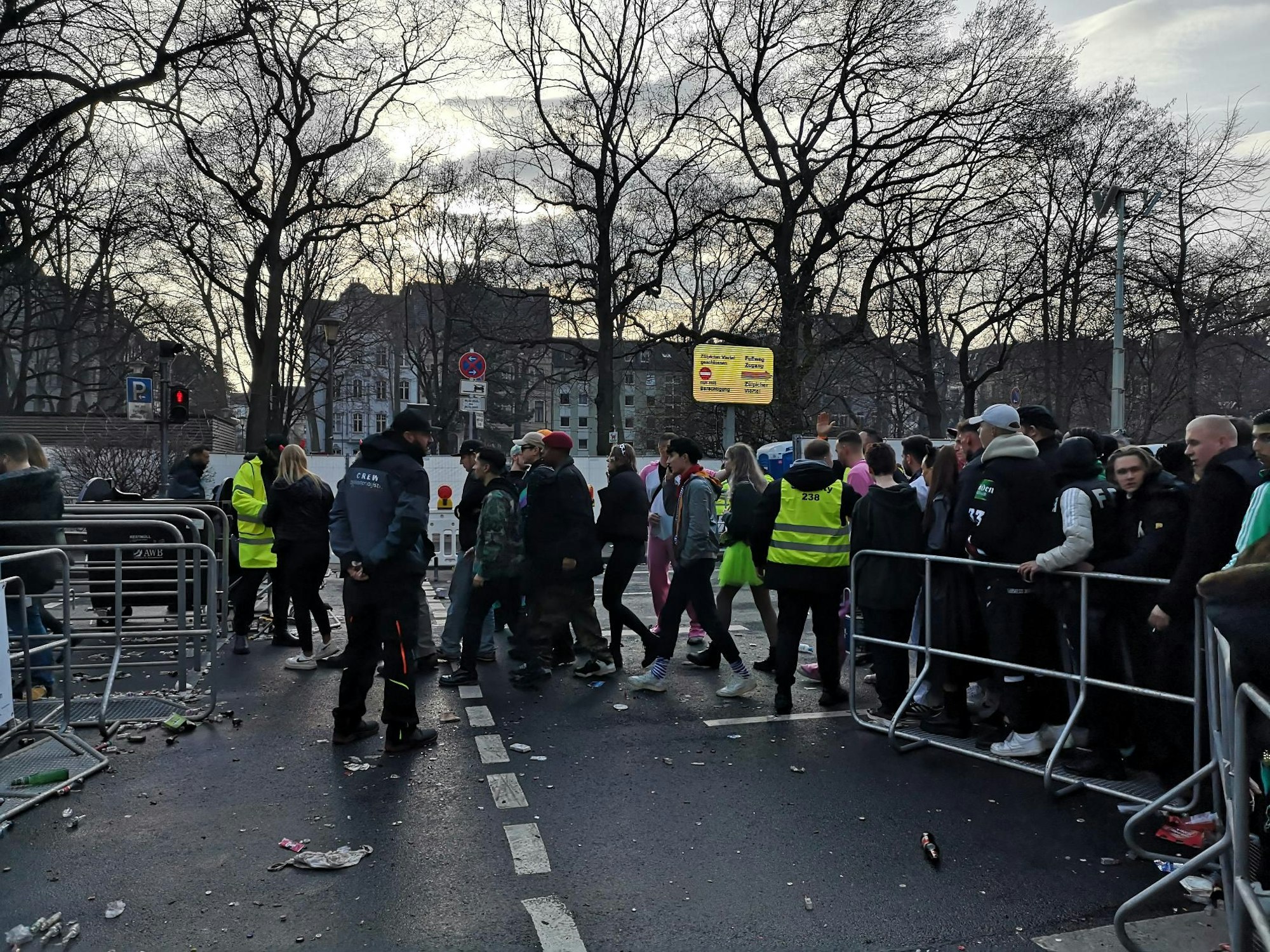 An der Roonstraße werden vereinzelt wieder Leute hereingelassen.