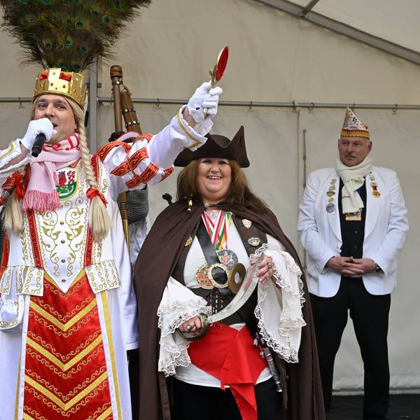 Das Rösrather Dreigestirn auf der Bühne mit Bürgermeisterin Bondina Schulze.