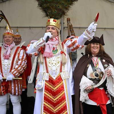 Das Rösrather Dreigestirn auf der Bühne mit Bürgermeisterin Bondina Schulze.