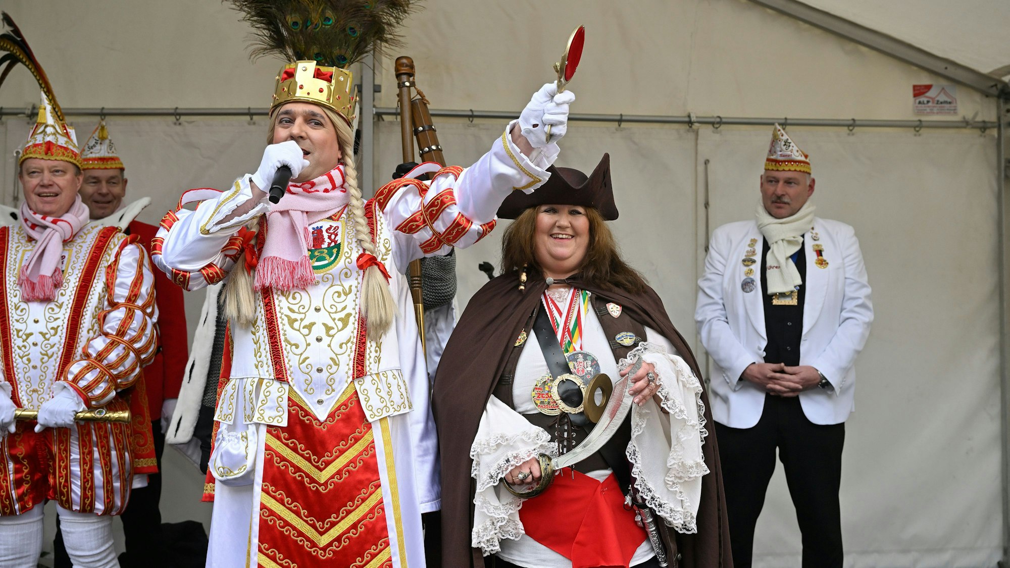 Das Rösrather Dreigestirn auf der Bühne mit Bürgermeisterin Bondina Schulze.