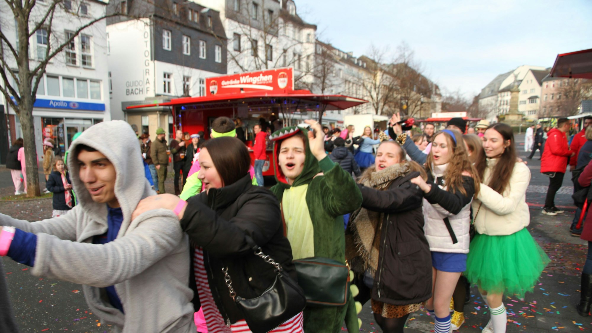 Weiberfastnacht in Siegburg auf dem Markt.