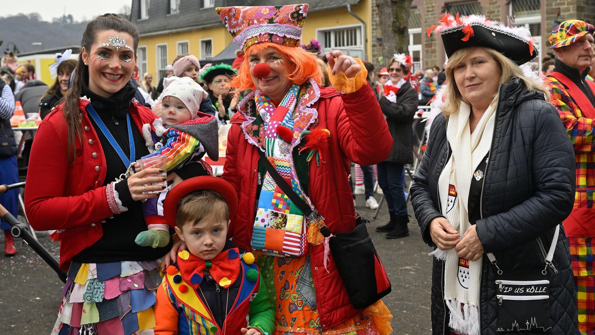 Drei Frauen und ein kleiner Junge in Overath.