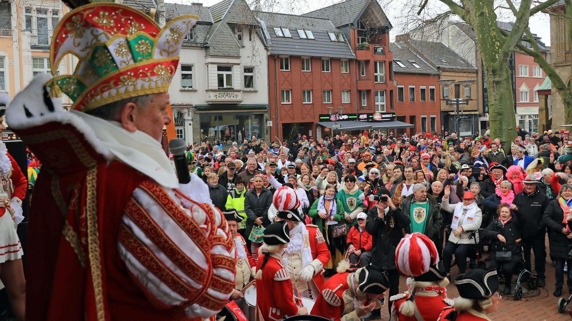 Gemeinsam wurde zum Gesang des Prinzen geschunkelt.