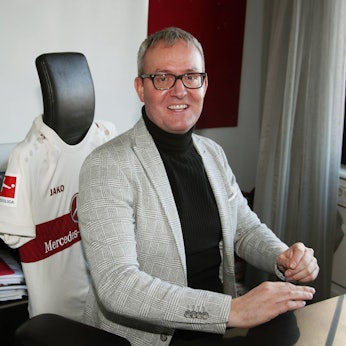 Alexander Wehrle, ehemaliger Geschäftsführer des 1. FC Köln und heute Vorstandsvorsitzender beim VfB Stuttgart, sitzt an seinem Schreibtisch in der Stuttgarter Klubzentrale.