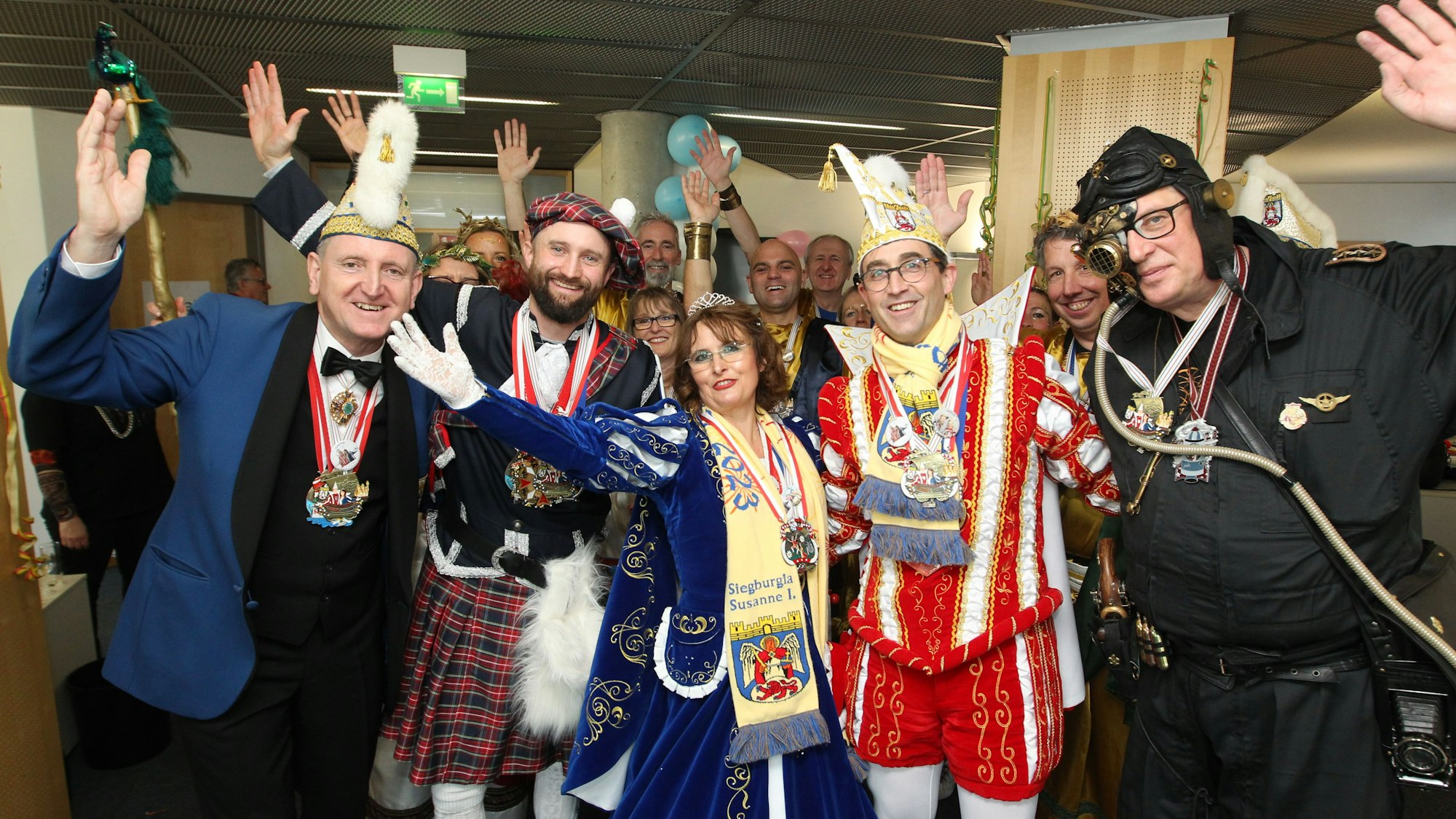 Mehrere Leute sind verkleidet und jubeln in die Kamera.