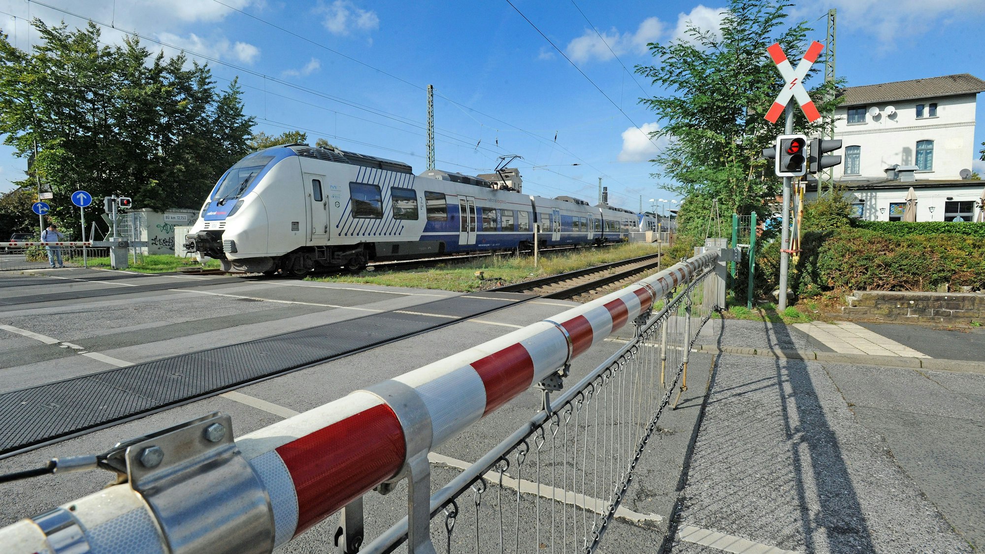 Ein Zug passiert die geschlossene Svhranke am Bahnhof Leichlingen