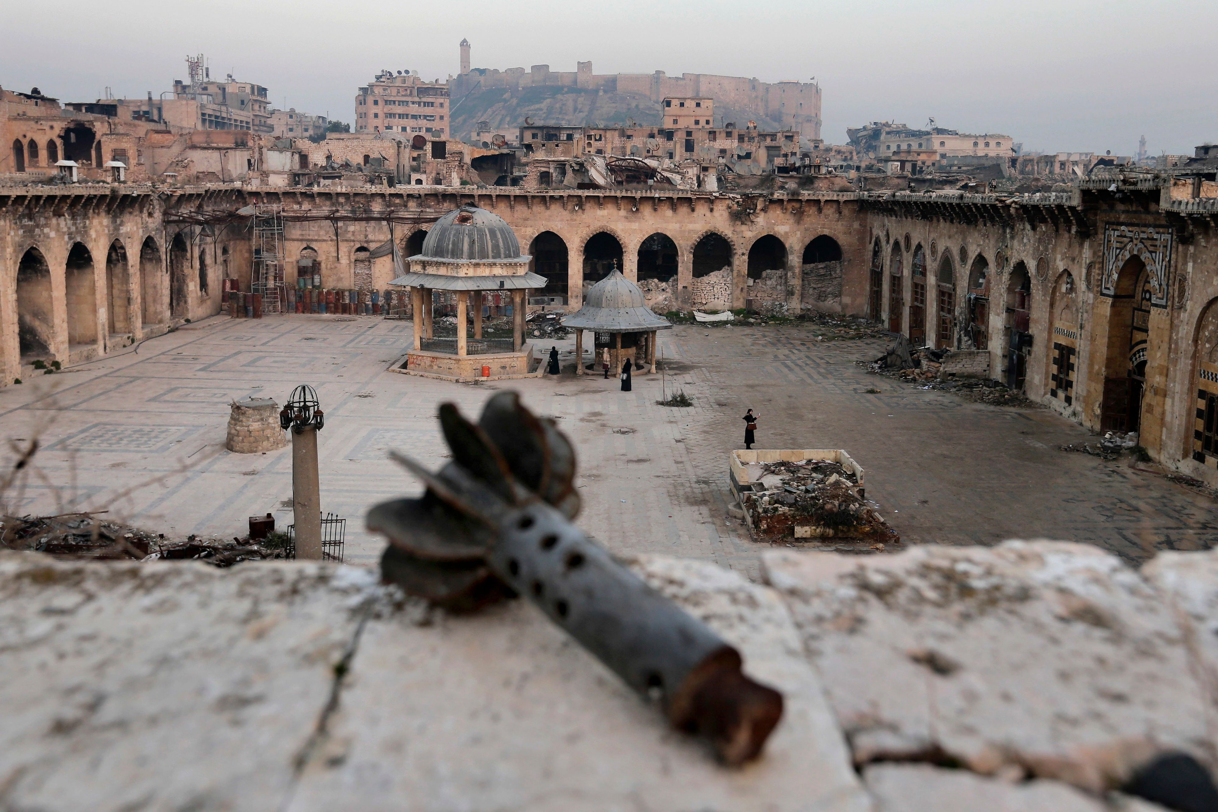 Eine Mörsergranate liegt vor einer Moschee in Aleppo, Syrien