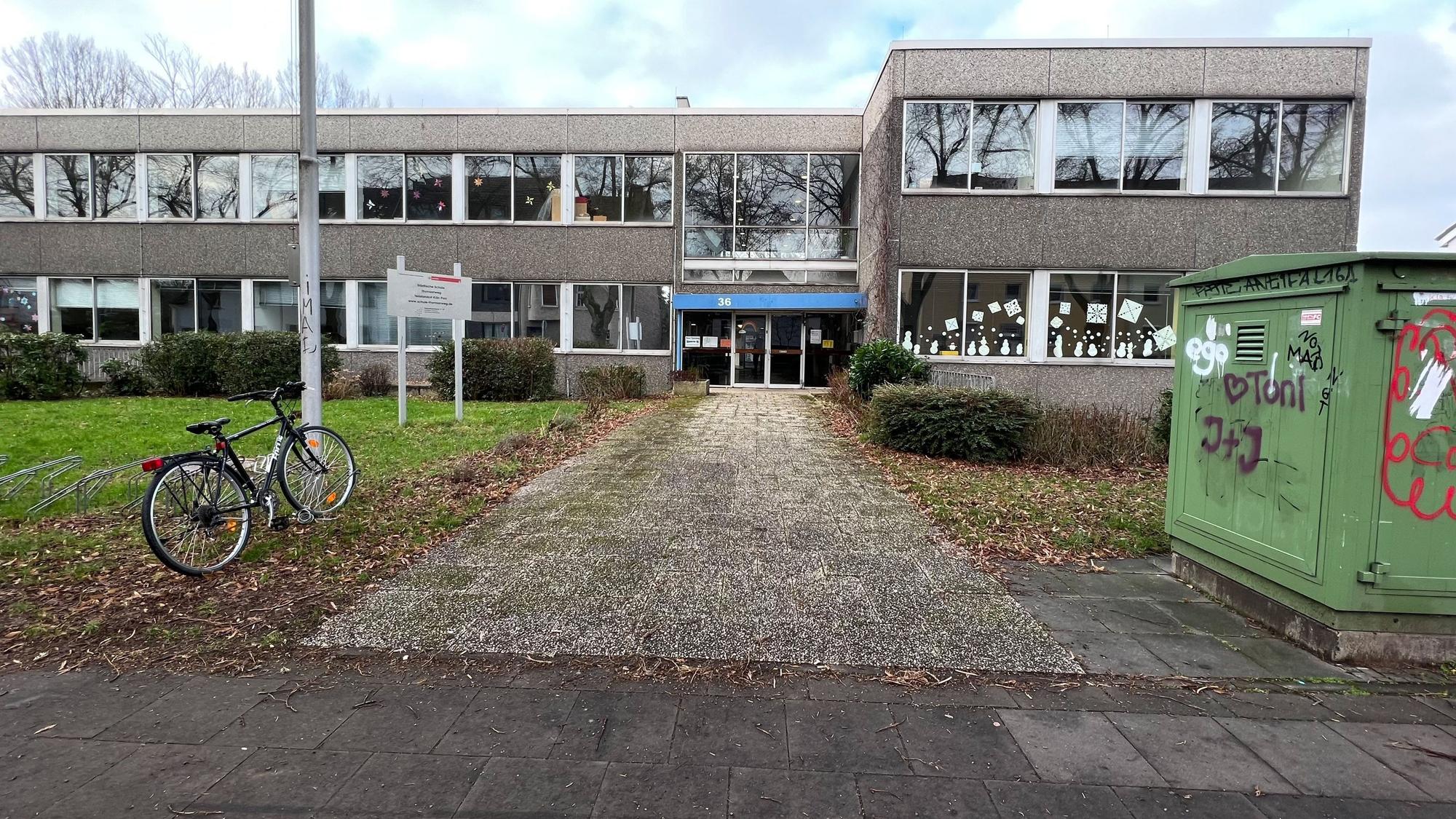 Waschbetonfassade des Schulgebäudes