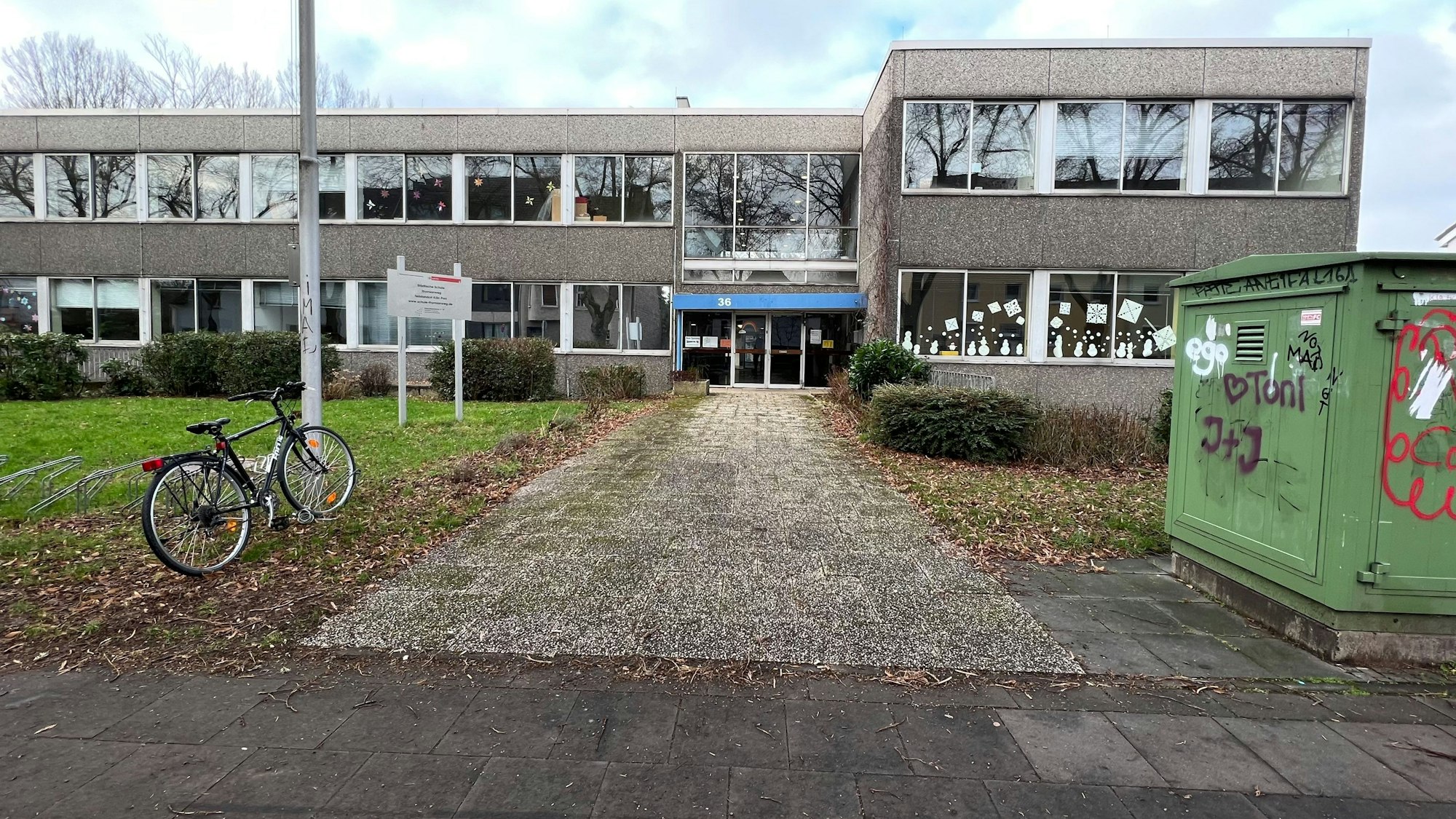 Waschbetonfassade des Schulgebäudes