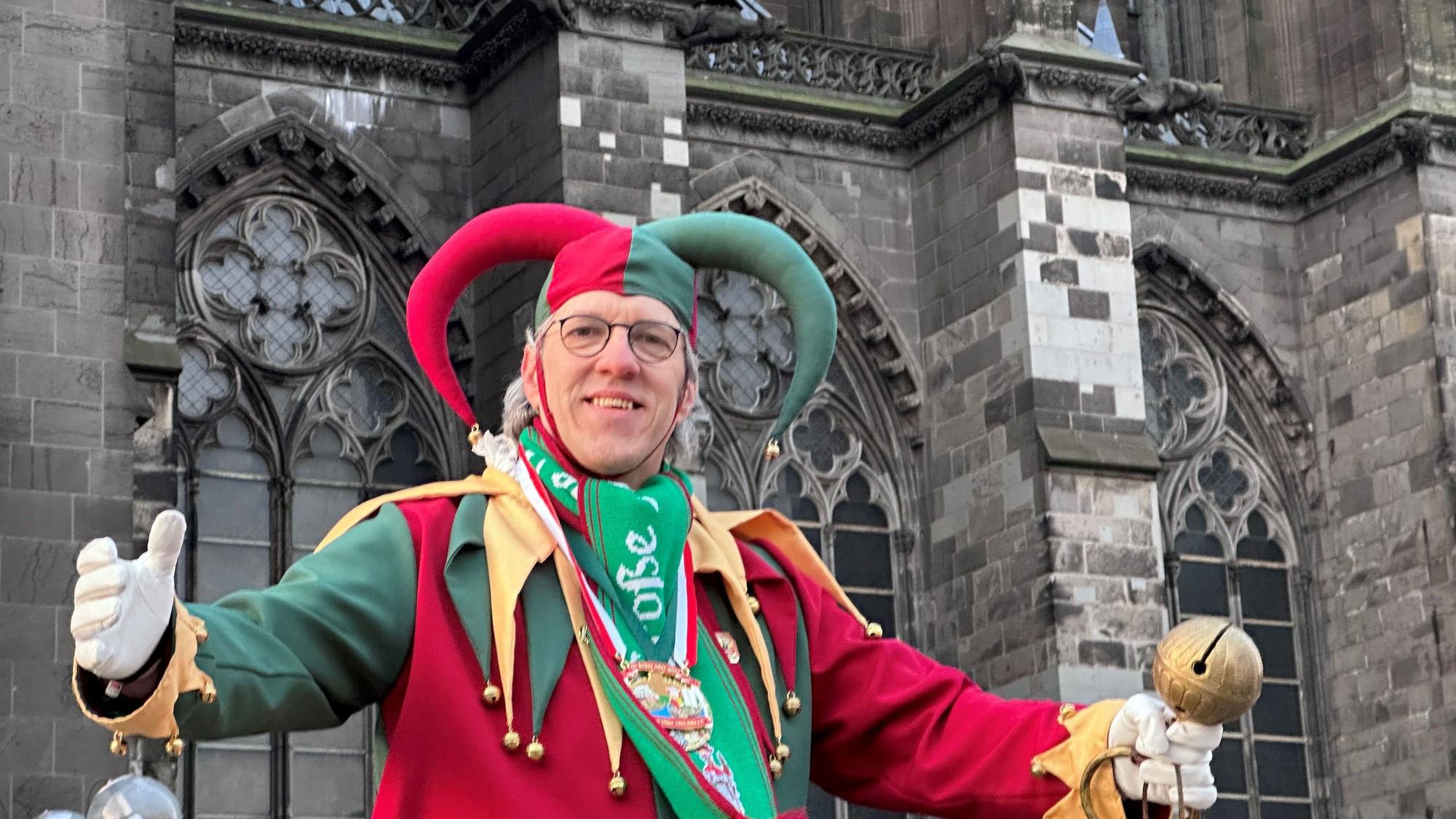 Bellejeck Alfred Wolf weckt früh an Wieverfastelovend die Narren und das Dreigestirn.