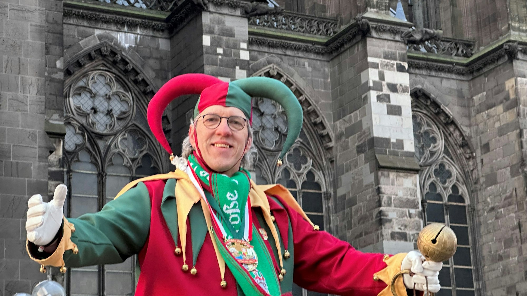 Bellejeck Alfred Wolf weckt früh an Wieverfastelovend die Narren und das Dreigestirn.