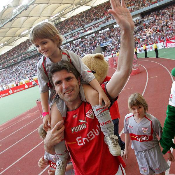 Im Mai 2006 verabschiedet sich Zvonimir Soldo nach fast 400 Pflichtspielen vom VfB Stuttgart, auf den Schultern trägt er seinen Sohn, den heutigen FC-Profi Nikola. Soldo läuft über die alte Tartanbahn im Stuttgarter Stadion und winkt in die voll besetzten Tribünen.