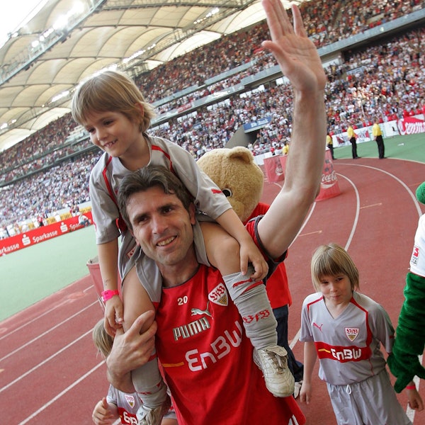 Im Mai 2006 verabschiedet sich Zvonimir Soldo nach fast 400 Pflichtspielen vom VfB Stuttgart, auf den Schultern trägt er seinen Sohn, den heutigen FC-Profi Nikola. Soldo läuft über die alte Tartanbahn im Stuttgarter Stadion und winkt in die voll besetzten Tribünen.