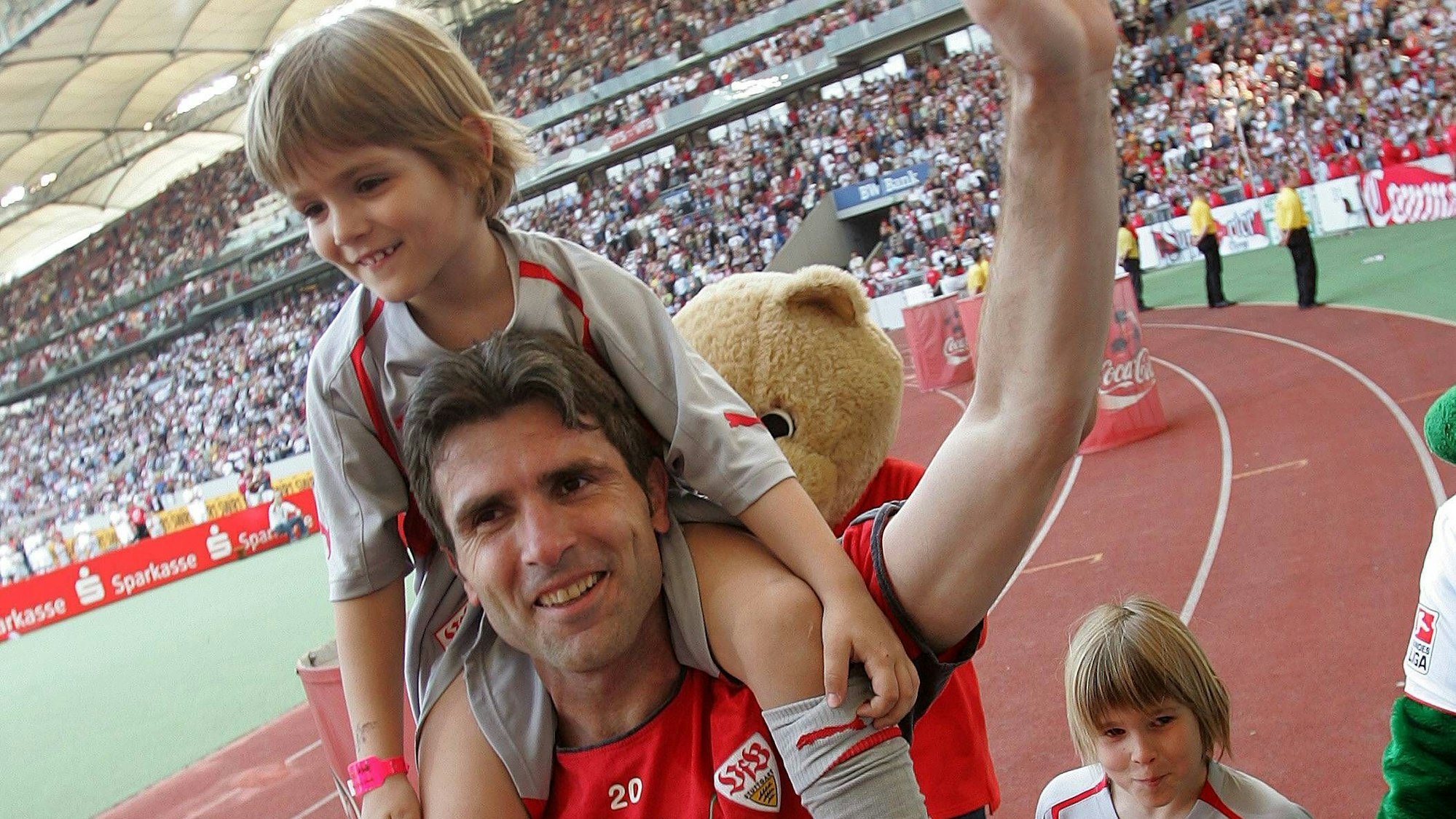 Im Mai 2006 verabschiedet sich Zvonimir Soldo nach fast 400 Pflichtspielen vom VfB Stuttgart, auf den Schultern trägt er seinen Sohn, den heutigen FC-Profi Nikola. Soldo läuft über die alte Tartanbahn im Stuttgarter Stadion und winkt in die voll besetzten Tribünen.