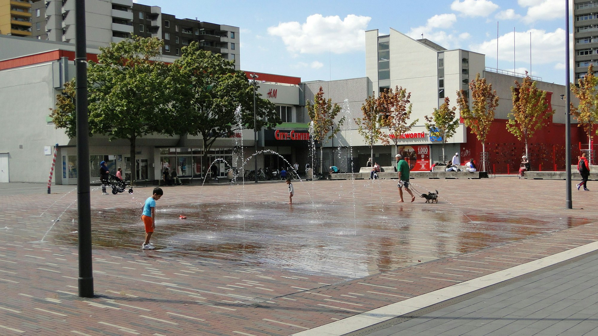 Im Sommer lädt der Fontänenbrunnen auf dem Pariser Platz etwa der Fontäenbrunnen zum Verweilen ein.