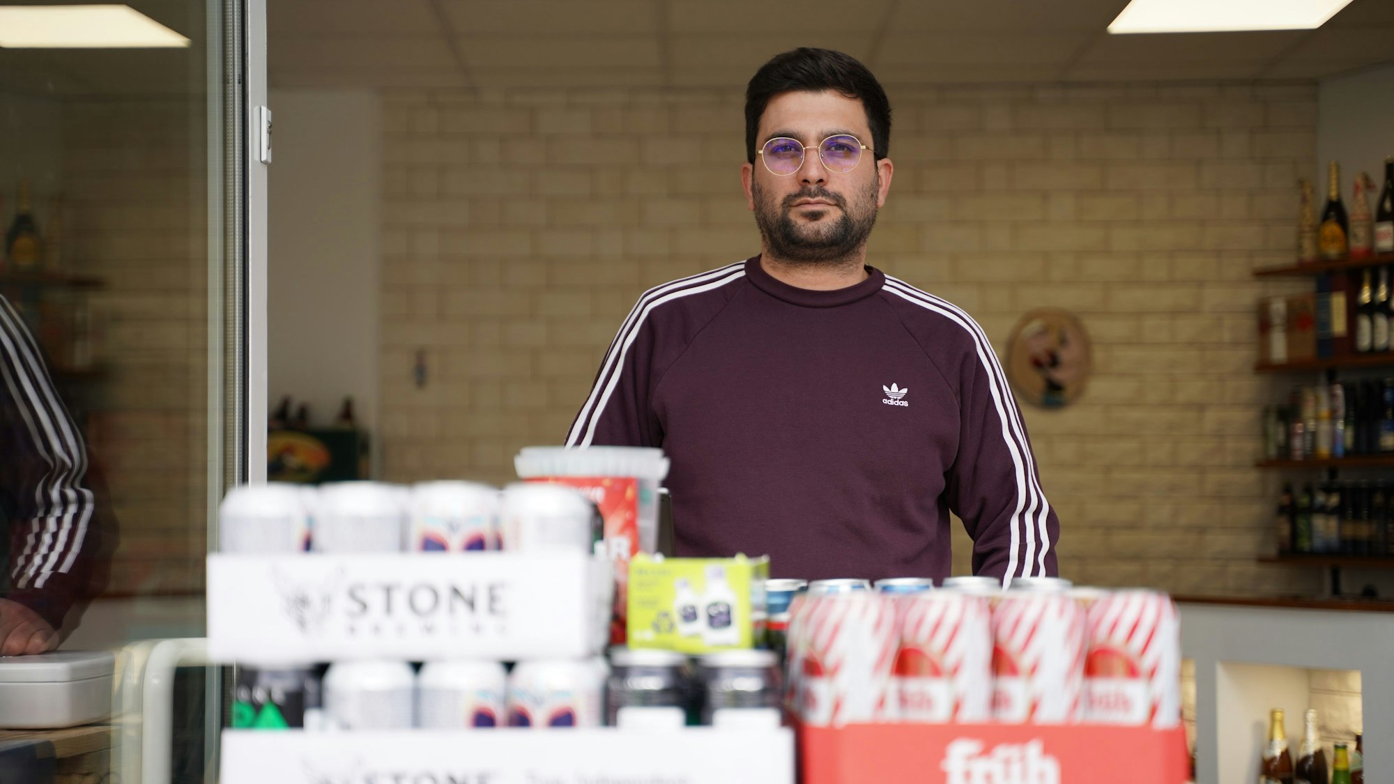 Karen Jalali steht in seinem Bierfachgeschäft.