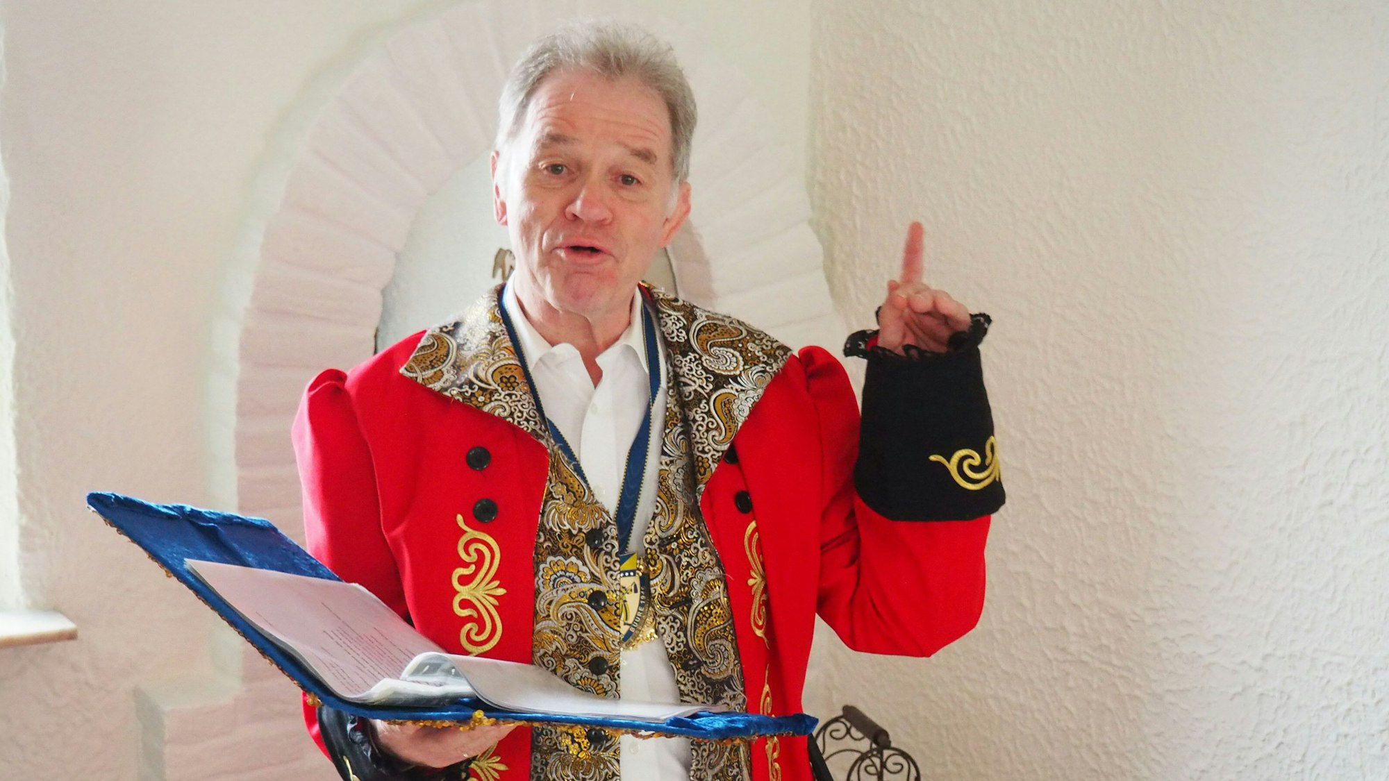 Es ist Kalle Wego zu sehen, wie er seine Rede übt.